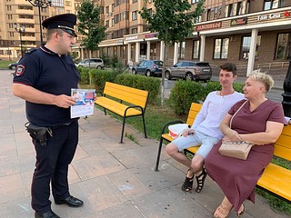 В завершение мероприятия полицейские вручили местным жителям памятки с подробной информацией о государственных услугах по линии МВД