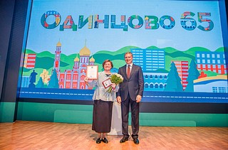 Сама Лариса Евгеньевна также была награждена благодарственным письмом и юбилейной медалью