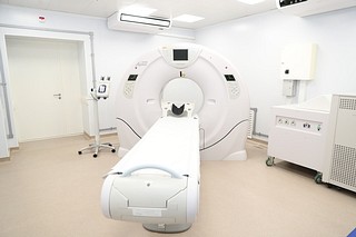 Подразделение оснащено мощным компьютерным томографом, который предназначен для диагностики широкого спектра патологий, доступных методу КТ