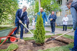 В честь открытия амбулатории Андрей Иванов вместе с медиками, депутатом Государственной Думы Денисом Майдановым, депутатами окружного Совета и представителями общественности высадил рядом с крыльцом отремонтированного медучреждения символические туи