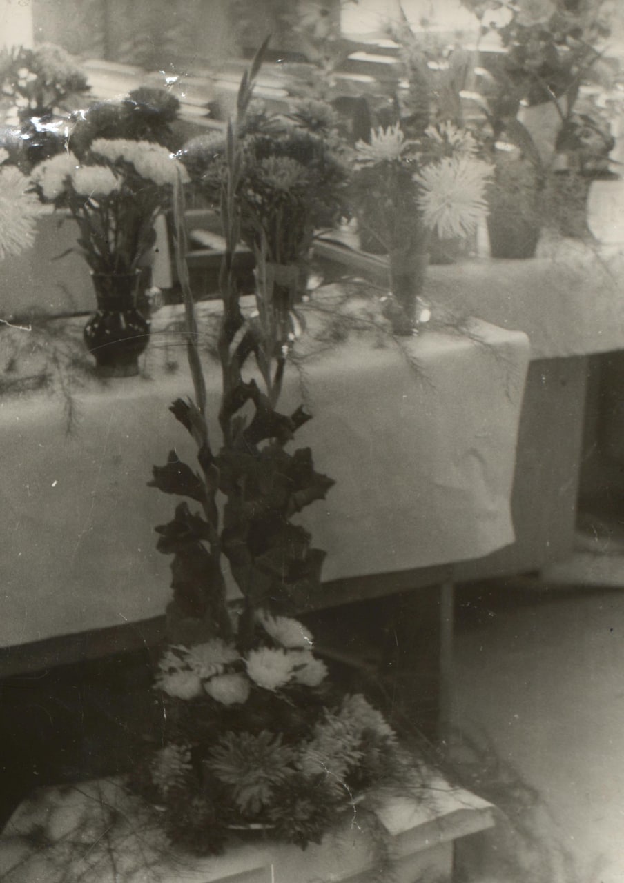 Во время выставки ДК на несколько дней превращался в настоящее море из роз, флоксов, георгин, гладиолусов с экзотическими названиями «Снежная принцесса», «Сеньорита», «Шехерезада», Сентябрь