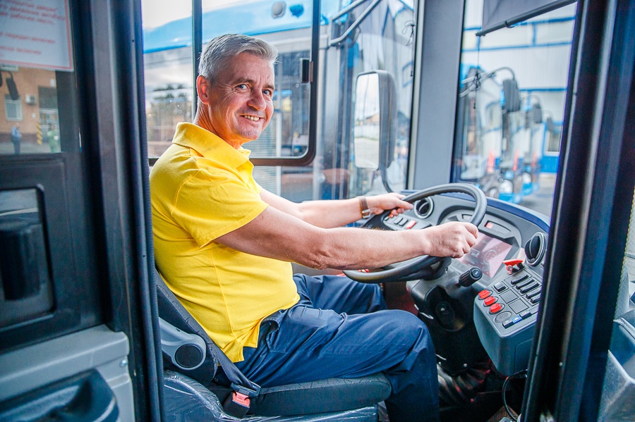 Водитель, Андрей Иванов осмотрел новые автобусы АО «Мострансавто», которые 1 сентября выйдут на маршруты Одинцовского округа