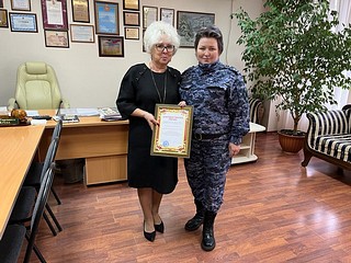 Одинцовские росгвардейцы вручили коллективу Старогородсковской СОШ благодарственное письмо