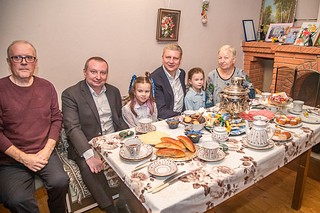 Глава муниципалитета встретился с жителями деревни Большое Сареево Александром и Ниной Афанасьевыми, дом которых подключили к газу минувшим летом