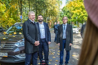 Качество ремонта фасада жилого дома № 9 в Горках-2 проверил Андрей Иванов вместе с жителями
