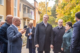 Качество ремонта фасада жилого дома № 9 в Горках-2 проверил Андрей Иванов вместе с жителями