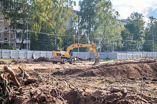 На объекте завершены работы подготовительного периода, выполнено подключение к временным инженерным сетям, рабочие приступили к разработке котлована