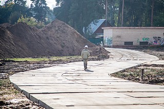 На объекте завершены работы подготовительного периода, выполнено подключение к временным инженерным сетям, рабочие приступили к разработке котлована