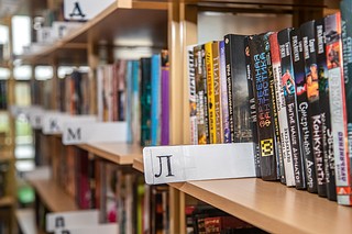 На базе библиотеки, которая ведет свою историю с 1948 года, работают творческо-прикладные студии, кружки литературы, компьютерной грамотности и актерского мастерства