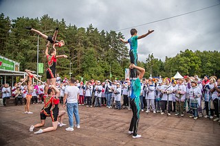 Программа была насыщенной: мастер-классы по джампингу, рисованию, дартсу и дыхательной гимнастике, выступление артистов