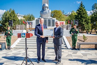 Андрей Иванов вручил Кубинке грамоту «Населённый пункт воинской доблести»