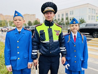 Сотрудники Госавтоинспекции вместе с родительским патрулем напомнили ребятам и взрослым о правилах поведения на дорогах