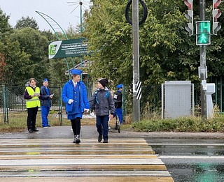 На оживленном пешеходном переходе вблизи школы, дорожные полицейские и представители сообщества родителей Одинцовского городского округа провели мероприятие «Родительский патруль»