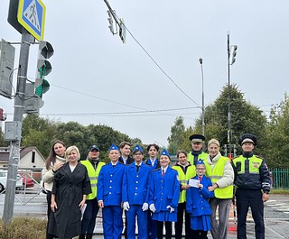 На оживленном пешеходном переходе вблизи школы, дорожные полицейские и представители сообщества родителей Одинцовского городского округа провели мероприятие «Родительский патруль»