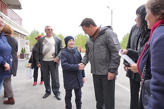 Андрей Воробьёв и Андрей Иванов поздравили с новосельем в Звенигороде переселенцев из аварийного жилья