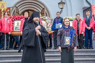 Организаторами крестного хода выступили Фонд содействия возрождению традиций милосердия и благотворительности «Елисаветинско-Сергиевское просветительское общество», Всемирный Русский Народный Собор, Одинцовская епархия, администрации Одинцовского и Красногорского округов, а также Ассоциация благотворителей «Белый цветок»