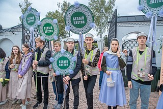 После окончания крестного хода прошло торжественное открытие благотворительной акции «Белый цветок» и передвижной стендовой выставки Фонда ЕСПО «Я чувствую себя матерью этой страны… Христианский подвиг святой Царственной страстотерпицы Императрицы Александры Феодоровны»