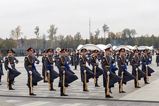 После богослужения на Соборной площади в 11:00 пройдет плац-концерт роты почетного караула и военного оркестра 154 отдельного комендантского Преображенского полка