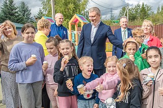 Андрей Иванов открыл детские площадки по программе губернатора в деревне Бородки и микрорайоне «Гусарская баллада»