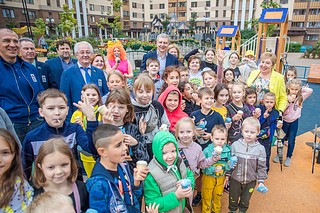 Две новых детских площадки по программе губернатора Московской области Андрея Воробьева открыл вместе с жителями глава Одинцовского городского округа Андрей Иванов