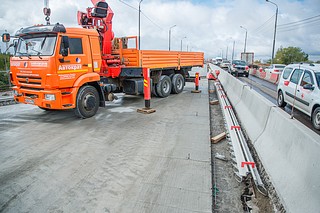 Производятся работы по устройству консольной части тротуаров, монтажу водоотводных лотков и деформационных швов