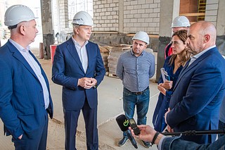 Андрей Иванов проверил ход строительства школы и садика в микрорайоне «Гусарская баллада»