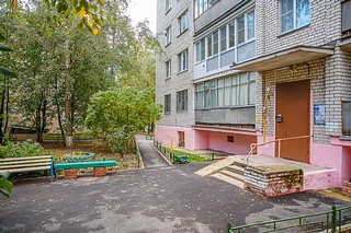 В настоящий момент подрядная организация фиксирует замечания от жителей и приступает к устранению недоделок