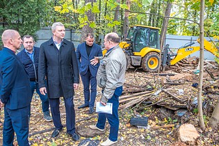 Андрей Иванов проинспектировал снос самовольно установленных хозяйственных построек в поселке Усово-тупик