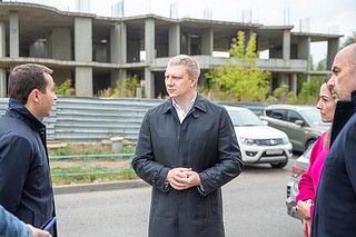 Андрей Иванов проинспектировал объекты незавершенного строительства в микрорайоне «Гусарская баллада»