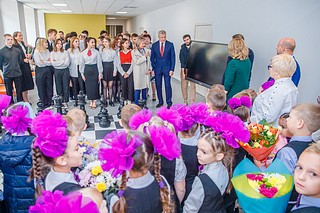 Андрей Иванов и Ольга Забралова подарили ученикам Введенской школы № 3 интерактивную панель