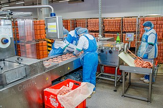 Руководитель муниципалитета ознакомился со всеми циклами производства мясной продукции
