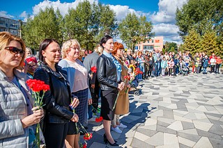 Глава Одинцовского округа Андрей Иванов поздравил жителей с открытием сквера и возложил к памятнику цветы