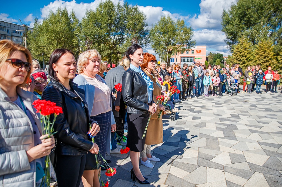 Глава Одинцовского округа Андрей Иванов поздравил жителей с открытием сквера и возложил к памятнику цветы, Сентябрь