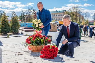 Глава Одинцовского округа возложил цветы к мемориалу «Павшим за Родину» в Кубинке