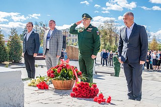 Глава Одинцовского округа Андрей Иванов поздравил жителей с открытием сквера и возложил к памятнику цветы