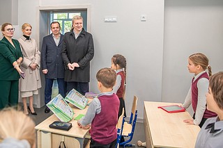 Вместе с родительским активом Андрей Иванов осмотрел внутренний двор, места общего пользования и столовую Введенской школы
