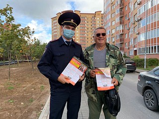 В рамках акции правоохранители разъяснили горожанам, как вести себя, чтобы уберечься от преступных посягательств, а также раздали тематические листовки с номерами телефонов дежурных частей