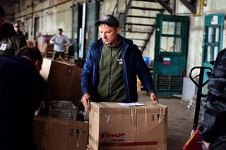 Волонтеры доставили в ЛНР более 2 000 комплектов школьной формы, бензиновые генераторы и продукты питания