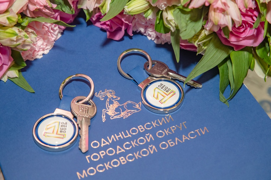 Андрей Иванов вручил 2 детям-сиротам ключи от новых квартир, Октябрь