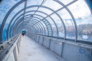 Первой проблемной точкой стал надземный пешеходный переход через ЦКАД вблизи остановки общественного транспорта «Мозжинка»