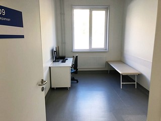 Для удобства посетителей предусмотрены вестибюльная группа, оборудованная местами ожидания и стойками для заполнения документов, просторный холл, комната матери и ребенка