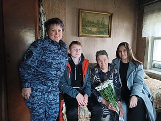 Сотрудница Росгвардии Одинцовского отдела вневедомственной охраны поздравила 1 октября пожилого человека