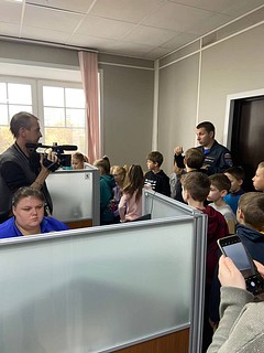 В ходе экскурсии по Единой дежурно-диспетчерской службе учащимся показали пункт управления системы оповещения Одинцовского городского округа