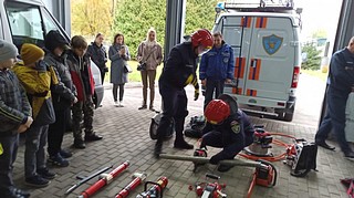 В ходе экскурсии по Единой дежурно-диспетчерской службе учащимся показали пункт управления системы оповещения Одинцовского городского округа
