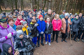 Участие в субботнике приняло более 200 человек