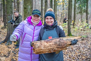 Участники субботника собирали и вывозили с территории парка порубочные остатки, отсыпали тропинки древесной щепой, пилили сухие деревья и валежник
