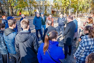 Андрей Иванов вместе с жителями проинспектировал благоустройство дворовых территорий в поселке Летний отдых