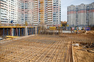 Подрядчиком завершены работы подготовительного периода, демонтировано старое свайное поле, вырыт котлован, завершено устройство нового свайного поля