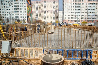 Ведутся работы по армированию и заливке монолитной железобетонной плиты, проводится вынос сетей инженерно-технического обеспечения