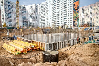 Подрядчиком завершены работы подготовительного периода, демонтировано старое свайное поле, вырыт котлован, завершено устройство нового свайного поля